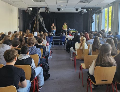 „Ich habe alles im Griff!“: Das Theaterstück „DROGEN – von Gras zu Crystal“ zu Gast am GaW